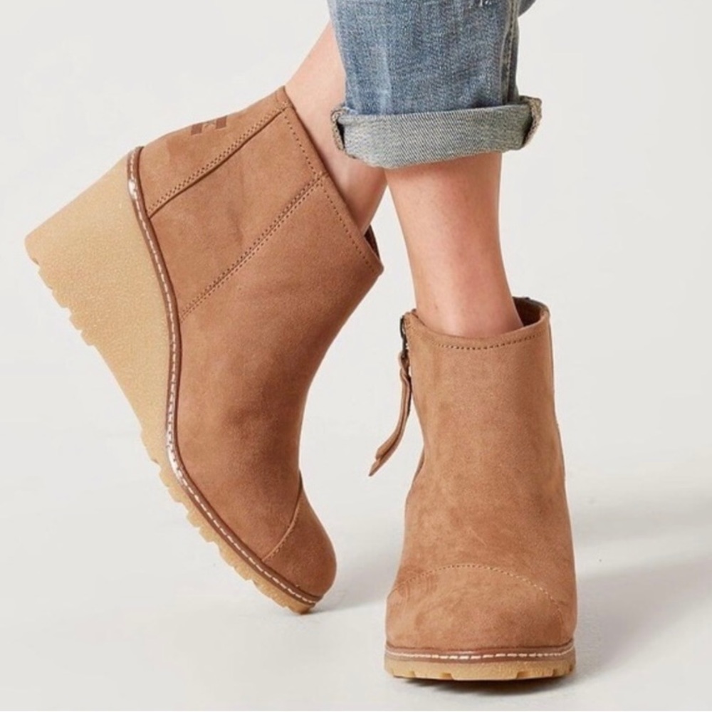 Toms Avery wedge booties tan suede size 9